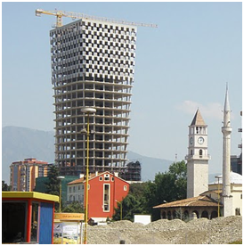 Çudia: Ritëm i çmendur ndërtimesh me çmime të shtrenjta dhe qytetarë që s’blejnë dot apartamente