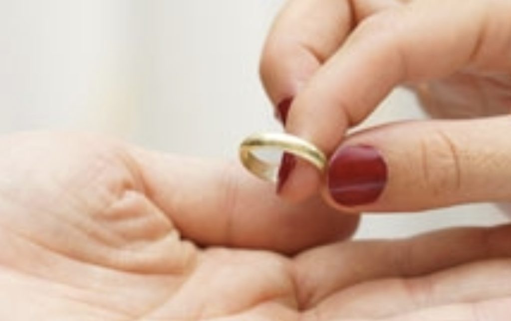 Çiftet që kërkojnë divorcin mund të ndahen te noteri