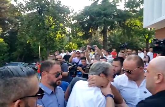 Pak minuta para nisjes së protestës, Sali Berisha mbërrin në seli