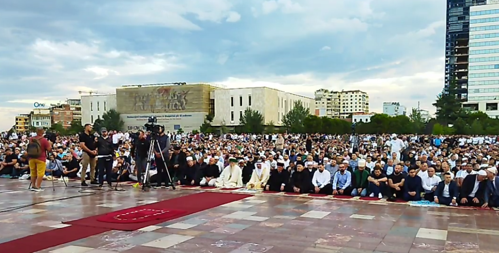 Besimtarët myslimanë festojnë sot Kurban Bajramin, falet namazi në sheshin “Skënderbej”