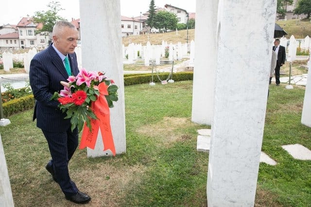 Meta kujton masakrën e Srebrenicës: Dënimi i çdo përpjekjeje për mohimin e këtij gjenocidi, e vetmja rrugë për të ecur përpara