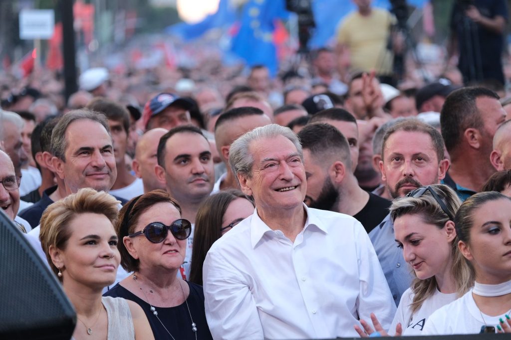 Kryemadhi merr pjesë në protestën kundër rritjes së çmimeve