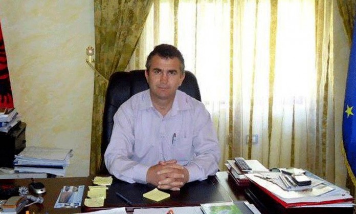 Kryebashkiakun e Divjakës e rrahin në zyrë
