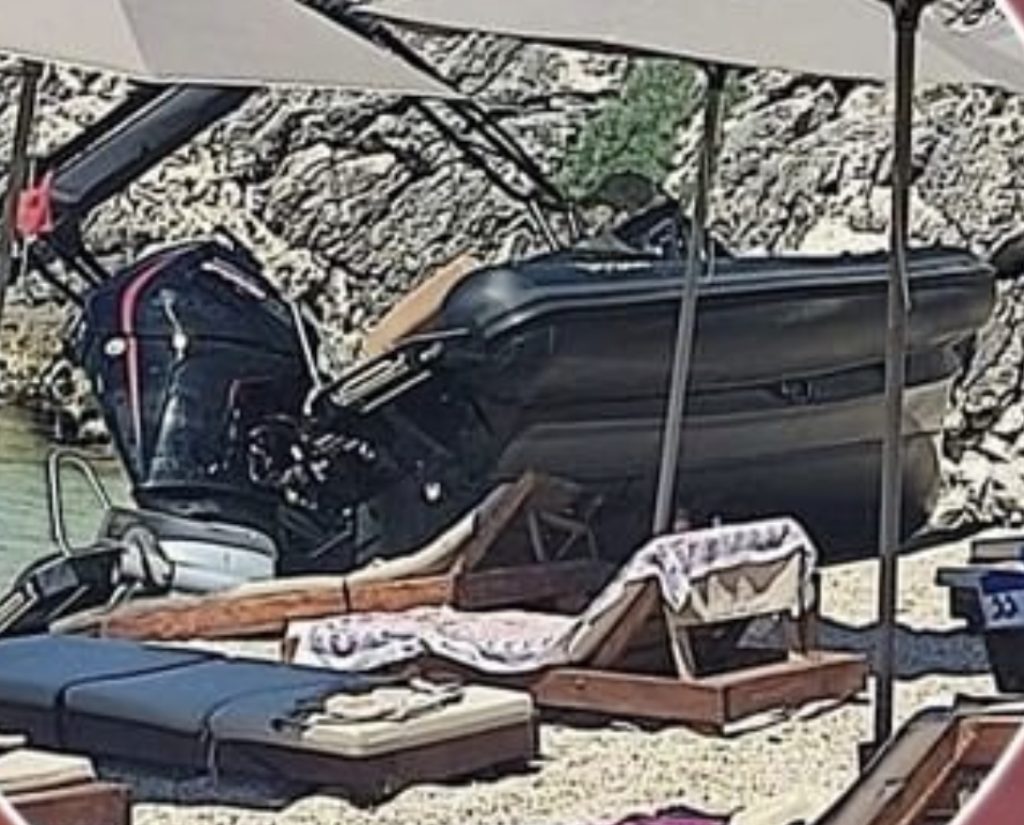 Përkeqësohet shëndeti i  dy pushuesve që u goditën nga gomonia