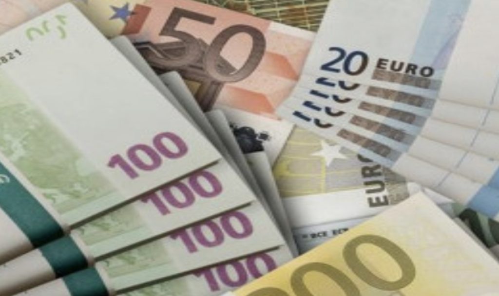Euro arrin tjetër rekord historik të të gjitha kohërave në vend, zbret nën 119 lekë