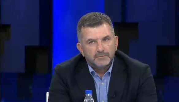 Këtu ka një makineri që kush nuk i bën autokratit gojore do përgojohet!