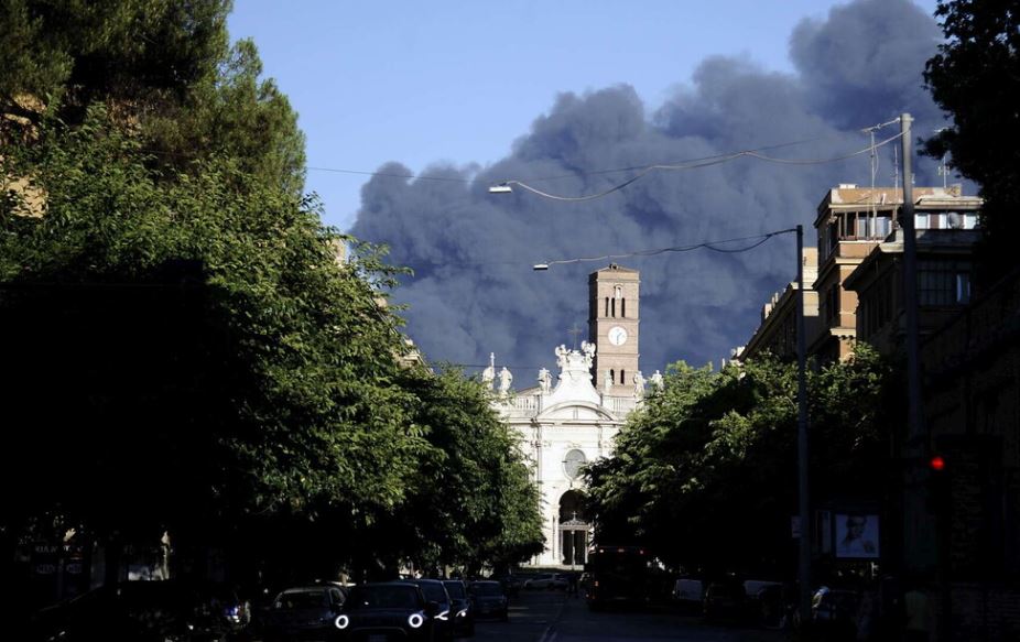 Roma përfshihet nga flakët dhe re të mëdha tymi
