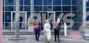 E shoqëruar nga shqiponjat mbërrin në gjykatë arrestuar e Elbasanit, Zamira Vyshka.