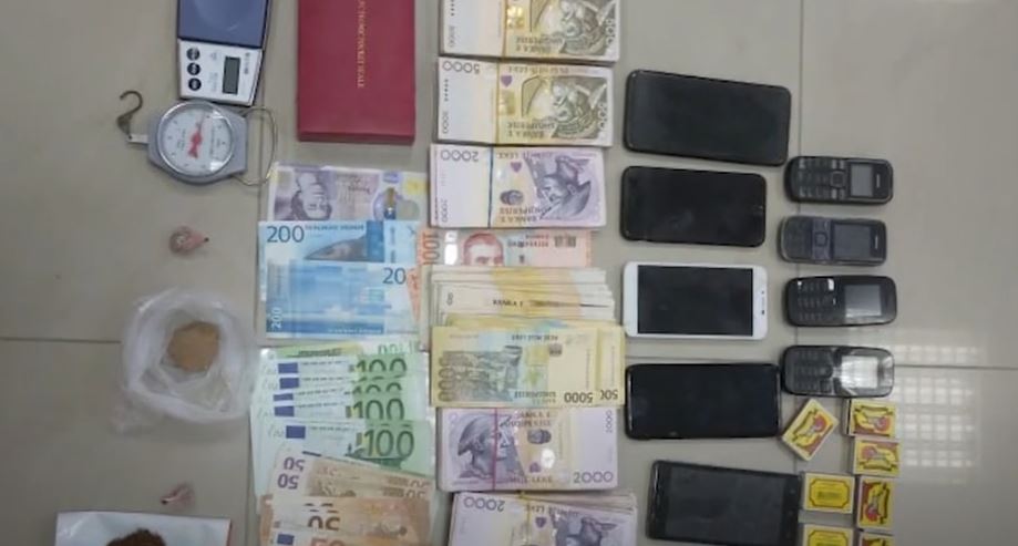 Kush janë të arrestuarit në Fier! Sekuestrohen dhjetëra milionë lekë nga ‘tregtia’ e drogës Jul