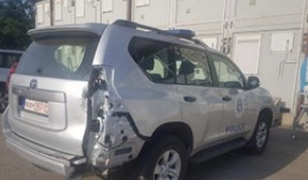 Kamioni përplas makinën e policisë, 5 të plagosur