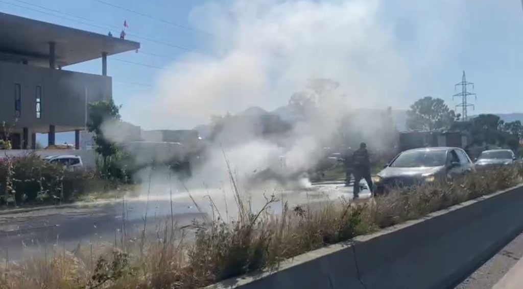 Përfshihet nga flakët makina në ecje në autostradën Tiranë-Durrës