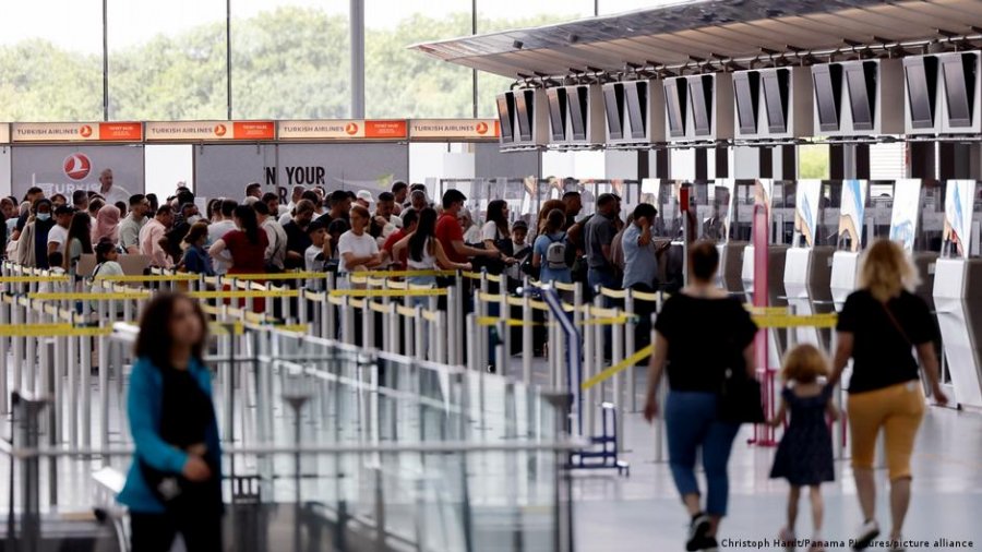 Avioni Wizzair drejt Tiranës i tejmbushur – trazira në aeroport në Gjermani