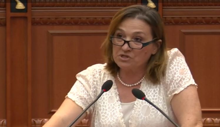 Flutura Açka: E keni nxirë Shqipërinë