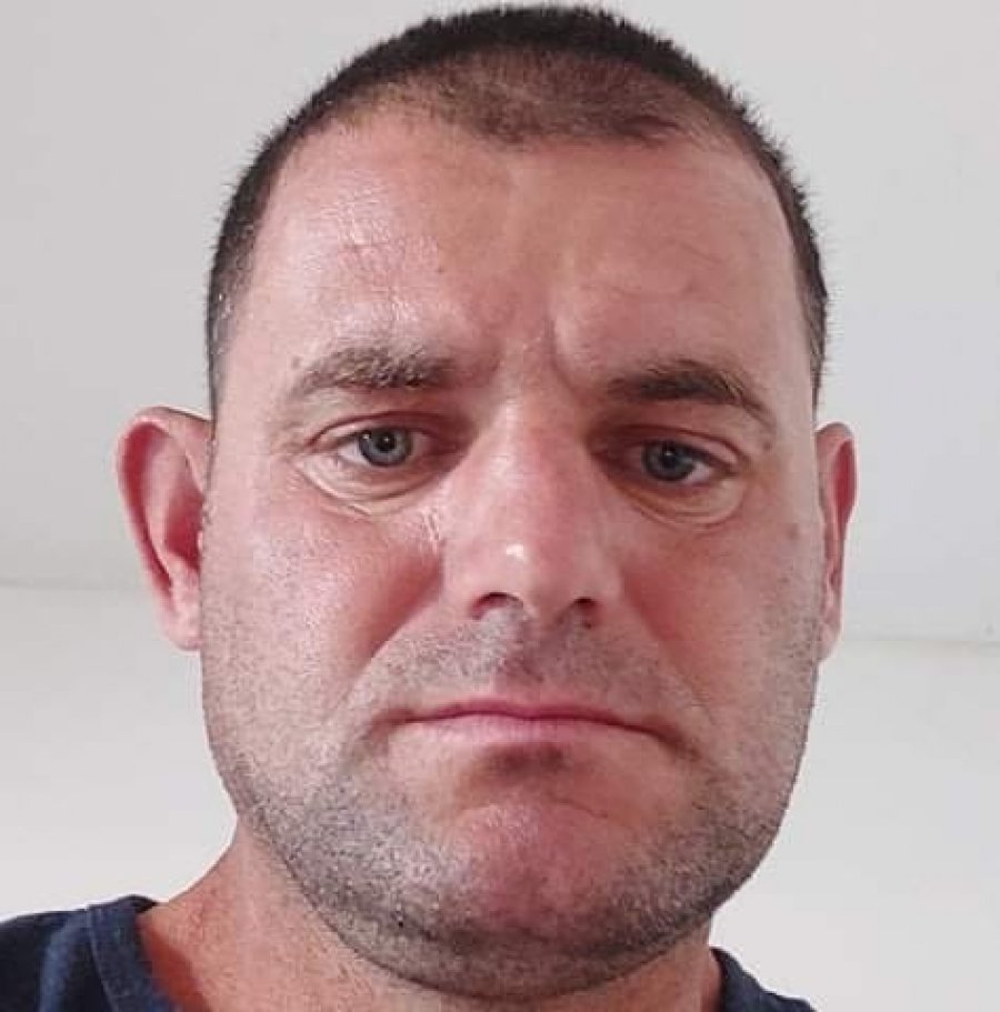 Qëlloi gruan me thikë :  Policia e Elbasanit e shpall në kërkim të dyshuarin për vrasjen