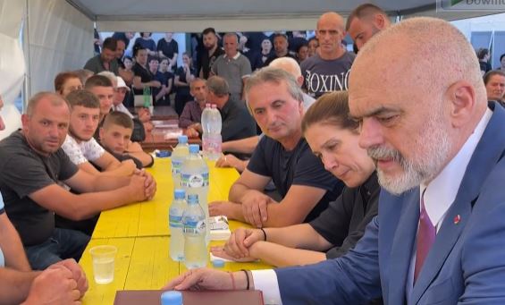 Rama vizitë në familjen e heroit Anri Kashiku: Do shpallet ‘Dëshmor Atdheu’