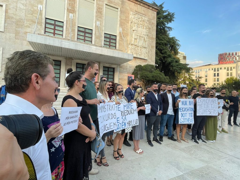Rama “dënoi” gazetarin për tre muaj, kolegët  në protestë para kryeministrisë