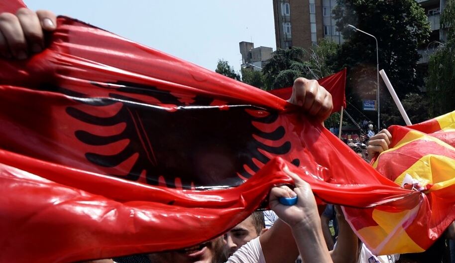Çështjet ndëretnike si levë për t’i vështirësuar problemet për shtetin