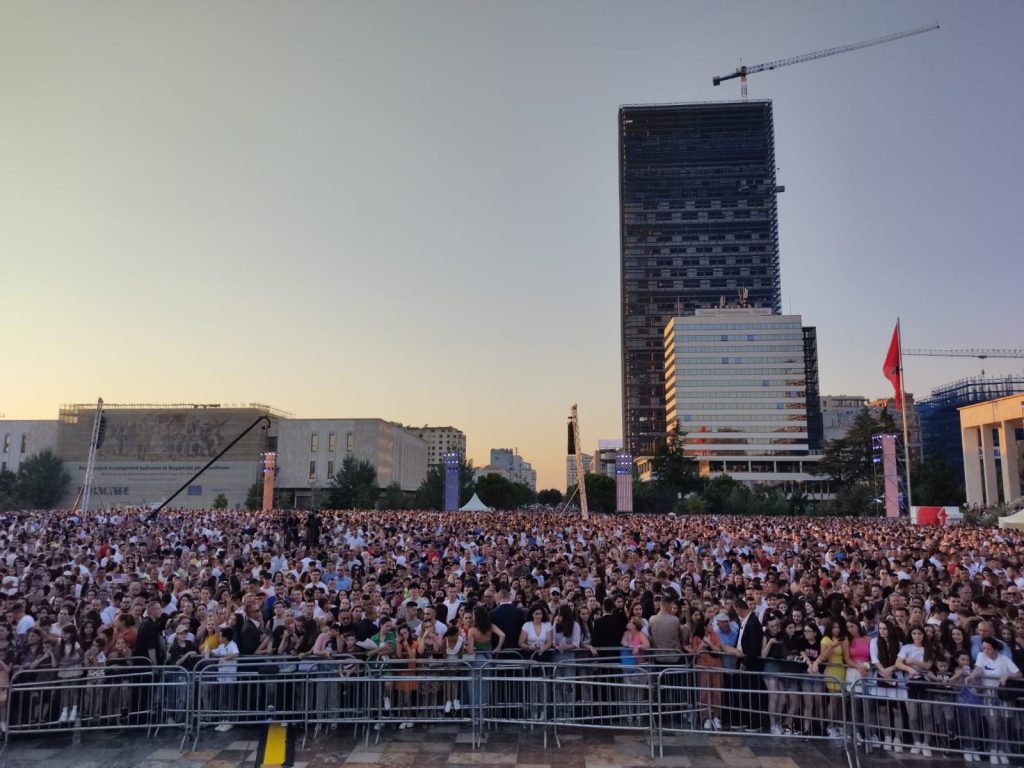Foto nga koncerti dhe atmosfera në sheshin “Skënderbej”