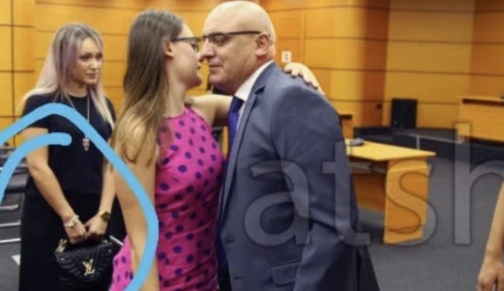 Gjyqtari Ramiz Lala me eskortë në Veting, e shpëtoi një oligark, sekretarja e tij me çantë 5 mijë euro