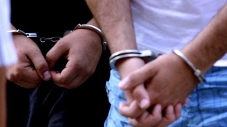 E dhunuan dhe i morën rreth 4 mln lekë bashkë me automjetin, arrestohen pas dy orësh dy të rinjtë!