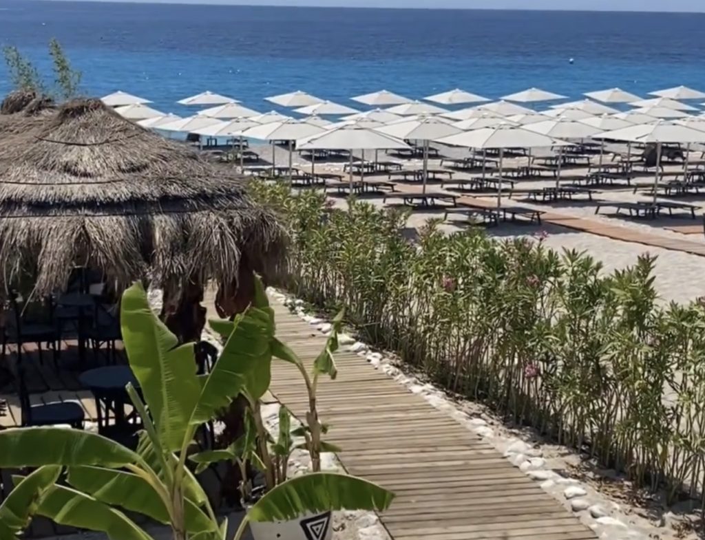 Vlora boshatiset në mes të sezonit turistik