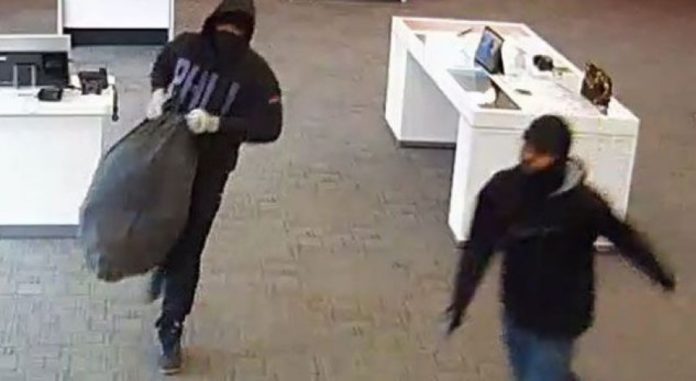 65-vjeçari grabit bankën, pas 25 minutash pendohet dhe shkon në komisariat me taksi: Më kapi faji!