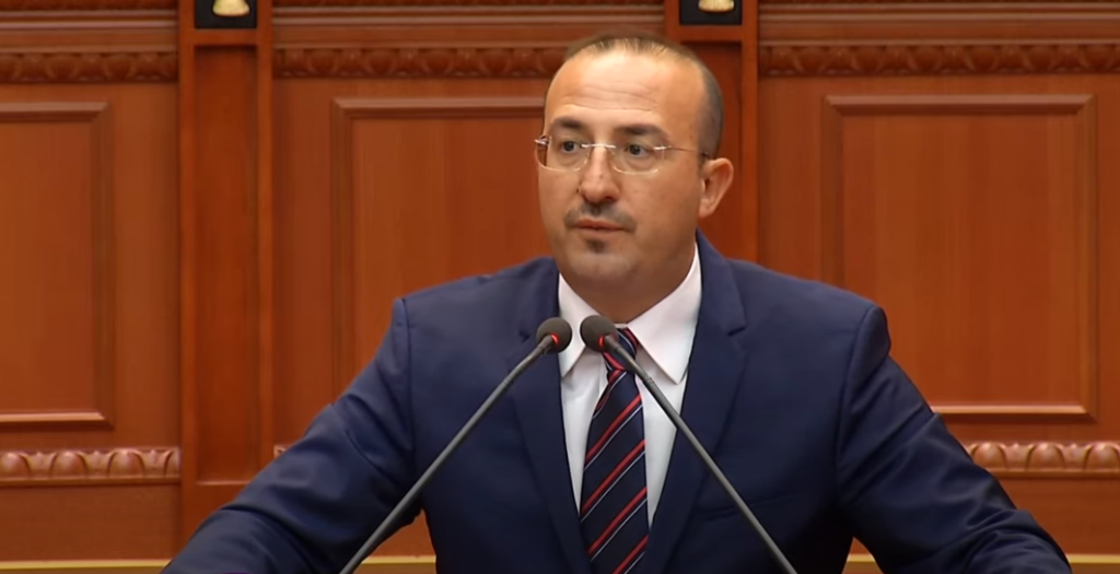 Saimir Koreshi ironi me qeverinë: E bëtë reformën në drejtësi sistem me gogla, asnjë s’po thërret ‘bingo’