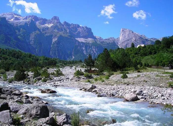 Vdes turisti serb në  “Grykën e Hapur” të Valbonës