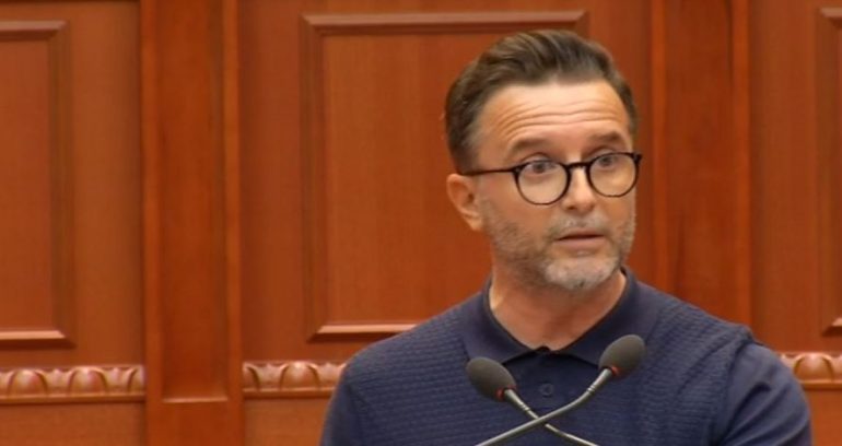 Braçe nuk përmbahet në kuvend dhe nuk i kursen ironitë-Lopët kundër elitës