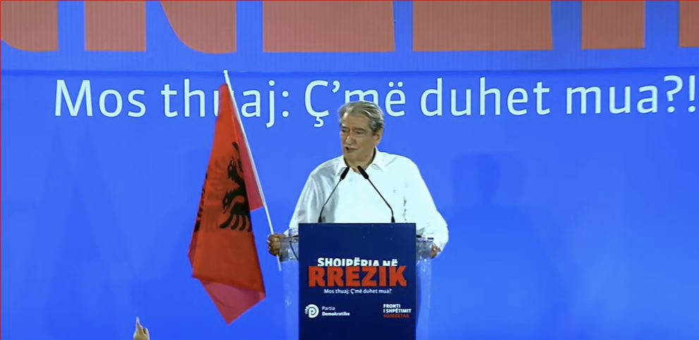 Berisha mbyll fjalimin, thirrje BE-së nga sheshi: Hapni negociatat, shqiptarët do t’i thonë “Jo” Ballkanit të Hapur