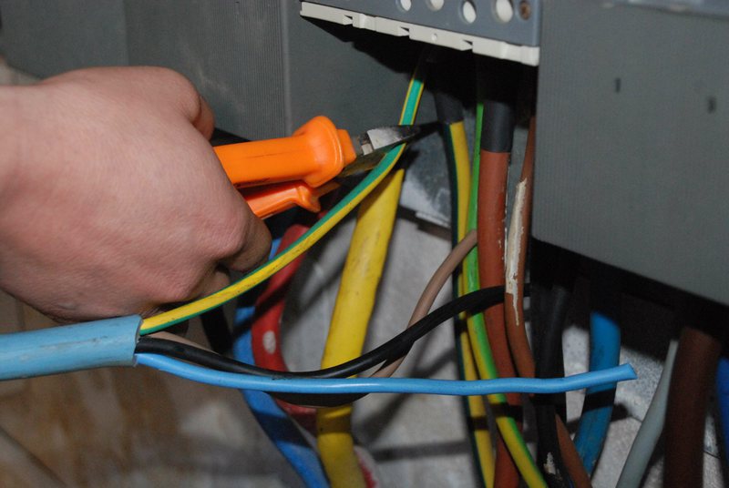 Tragjike/ Vdes 28-vjeçari në Kukës, ra në kontakt ne rrymën elektrike