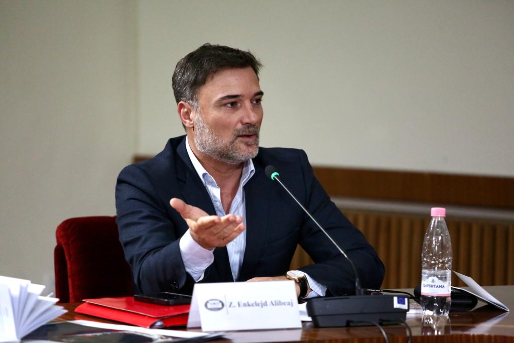 Enkelejd Alibeaj: Lojërat me shkarkime ministrash janë manovrat e fundit të Edi Ramës