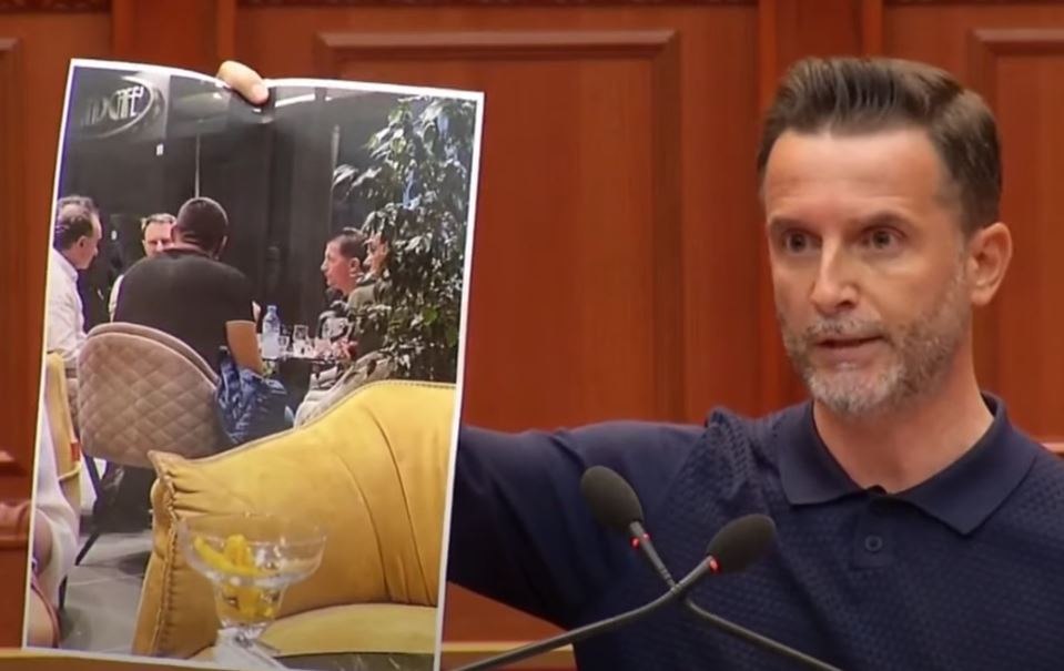 Vazhdon Braçe me denoncimet e tij- nxjerr foton e grumbulluesve të mbledhur në kafe: Samiti i Fierit, do ta çojnë çmimin e shalqinit 4 lekë