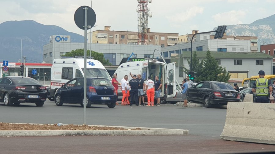 Aksident i rëndë te ish-sheshi ‘Shqiponja’, Benz-i merr para semaforin, 2 ambulanca të pranishme
