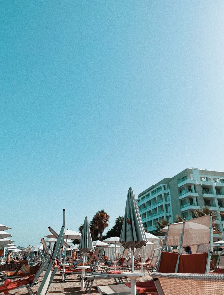 Shkëmbi i Kavajës! 10-vjeçari polak bie nga kati i tretë i hotelit