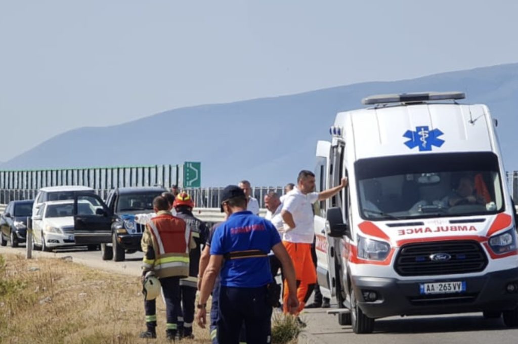 Dy  persona të vrarë brenda në makinë, nga atentati në Vlorê
