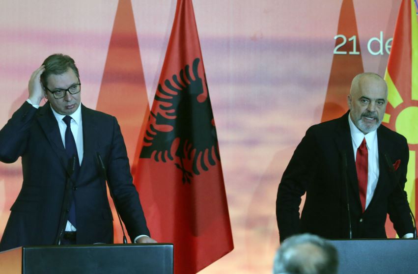 Rama një ushtar, para mjeshtrit Vuçiç!
