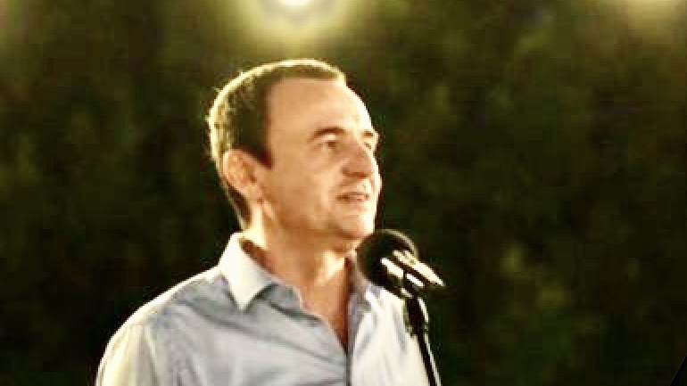 Albin Kurti ironi me Ramën, shpall nismën për “Ballkonin e Hapur” nga Prishtina