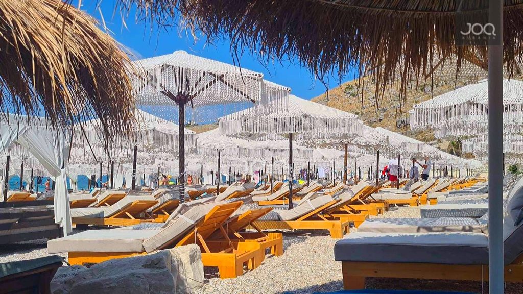 Himara bosh në mes sezoni veror! Pushuesi: Vetëm 3-4 shezlone të zënë