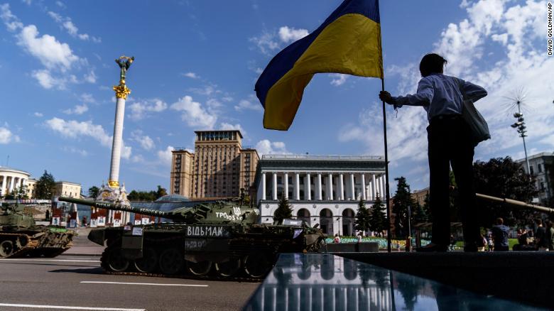 Sot Dita e Pavarësisë së Ukrainës, Kievi ekspozon tanket e kapura dhe të shkatërruara të Rusisë