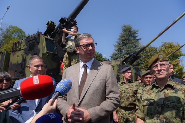 Vuçiç prezanton armët e reja të prodhuara në Serbi: Zbatimi i vendimit të Kosovës për targat mund të bëhet vetëm me dhunë