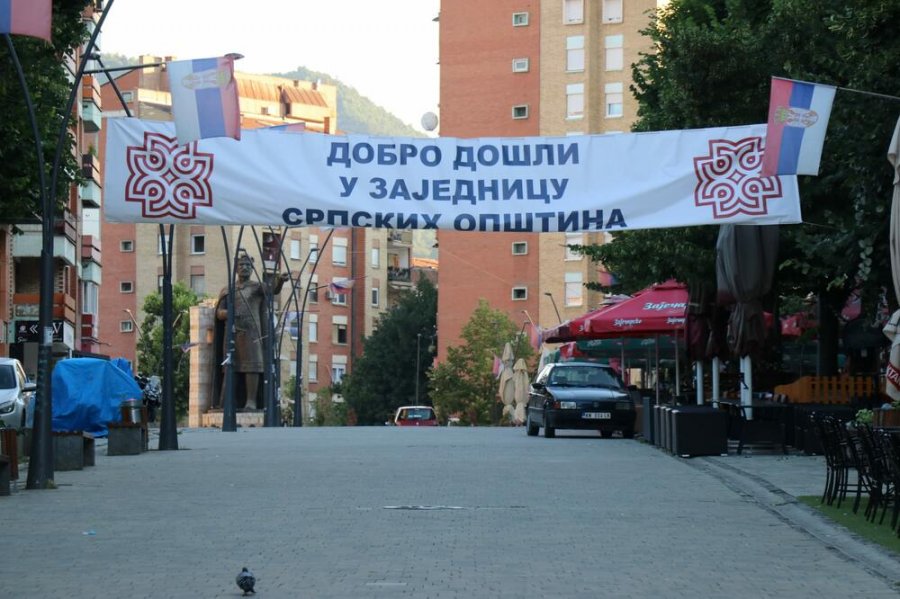 ‘Mirë se vini në Bashkimin e Komunave Serbe’/ Veriu zgjohet me parulla