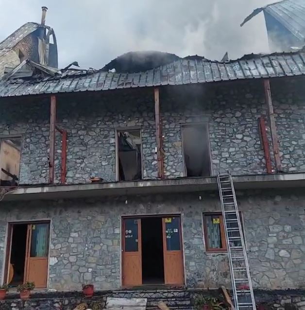 Iu dogj bujtina në Theth/ “Jam i gëzuar që s’u dëmtua asnjë”, pronari: Pasuri me djersë balli,