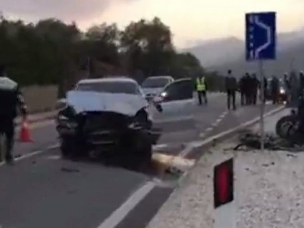 Tre të plagosur nga aksidenti i dyfishtë në aksin rrugor Vlorë – Peshkëpi