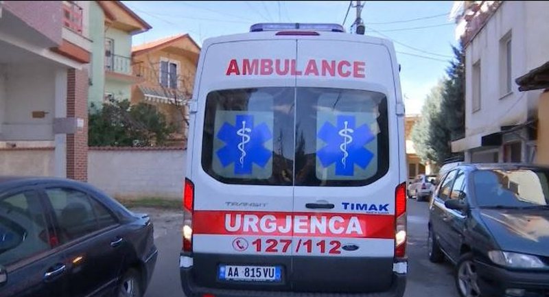 Humbi kontrollin e makinës, vdes një grua në Tiranë