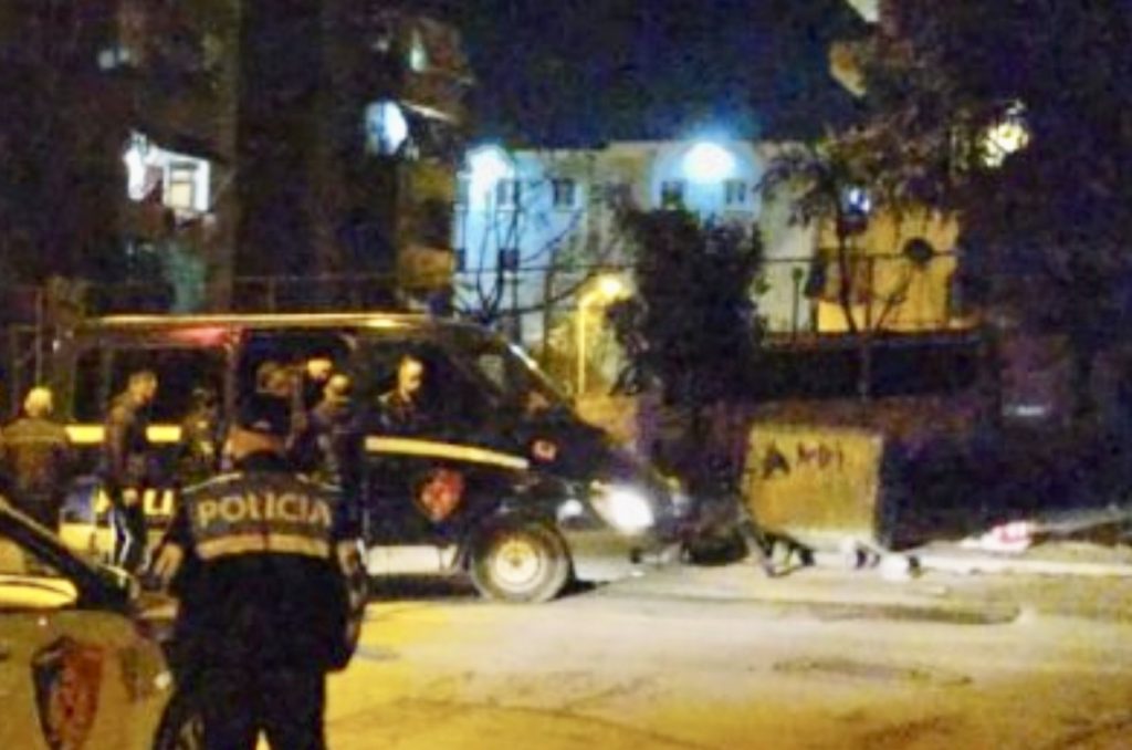 E rëndë, djali vret babain në Mallakastër