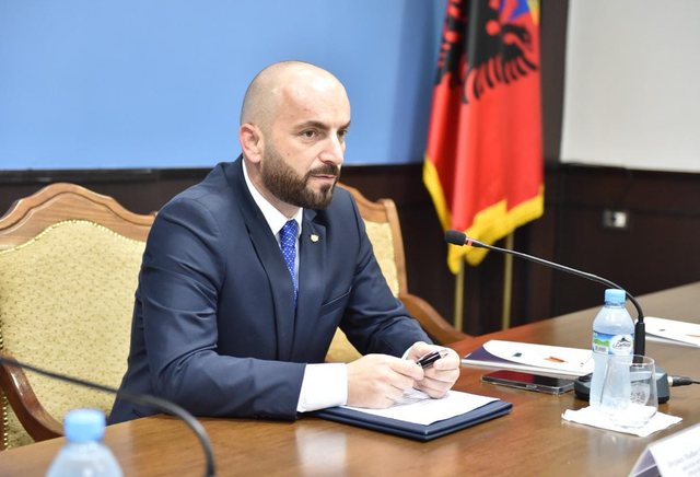 Shkarkimi i Gledis Nanos, Berisha: Viktimë e zbulimit të lidhjeve me krimin të Olsit dhe Çuçit!