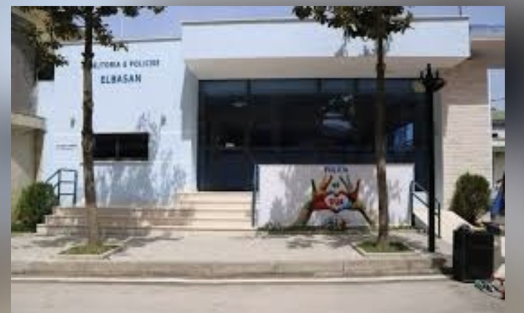 Elbasan, arrestohen 3 persona që i grabitën me dhunë 2 mijë euro një 20-vjeçari