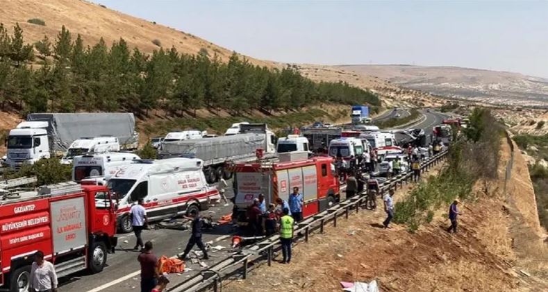 Turqi/ Autobusi përplaset me ambulancën, 16 persona humbin jetën dhe 22 të plagosur