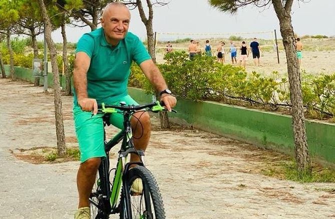 Meta bën fotolajm,  duke i dhënë biçikletës: Drejt kohërave premtuese që kemi përpara